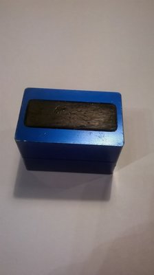 Rekenen af met kalk aanslag in het leidingwater met krachtig magneet